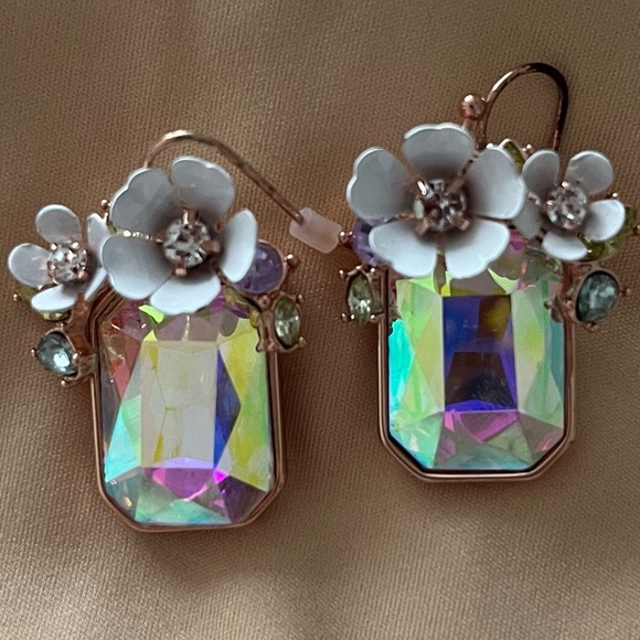 Betsey Johnson White Flower, Iridescent Gem, Rose Gold drop earrings, NWT - Picture 4 of 7